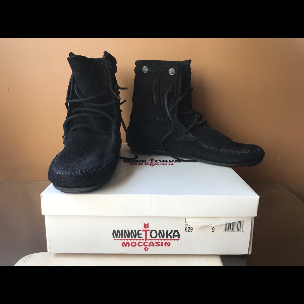 Minnetonka Double Fringe Front Lace Boot